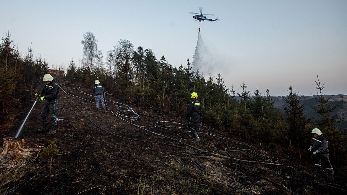 Velkému požáru v Náchodě nahrálo sucho. Hašení i s pomocí vrtulníku trvalo 21 hodin